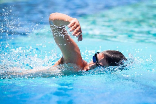 Bơi lội giúp khớp hoạt động trơn tru